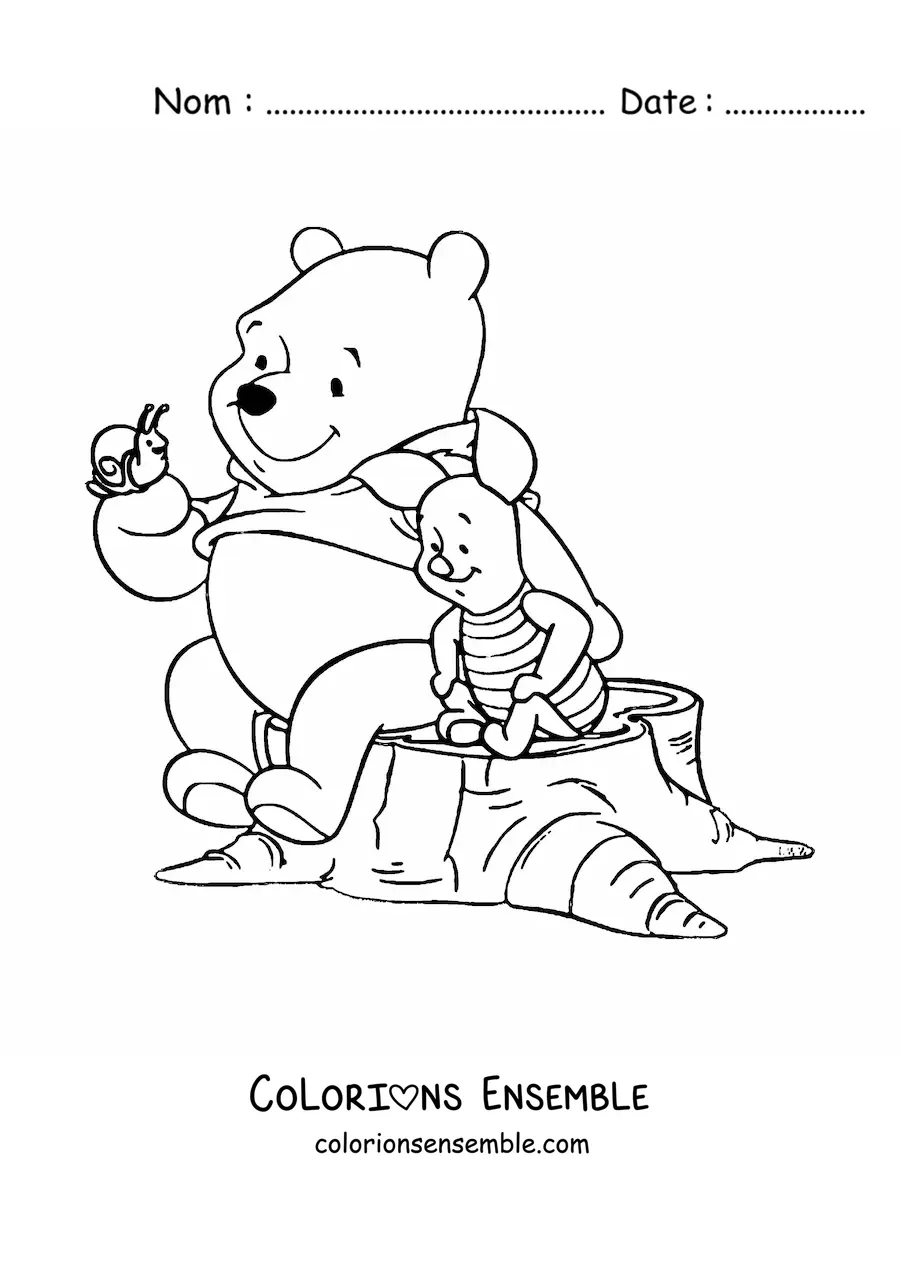 Image à colorier de Winnie l’ourson assis sur un tronc, un escargot dans la main, à côté de Porcinet