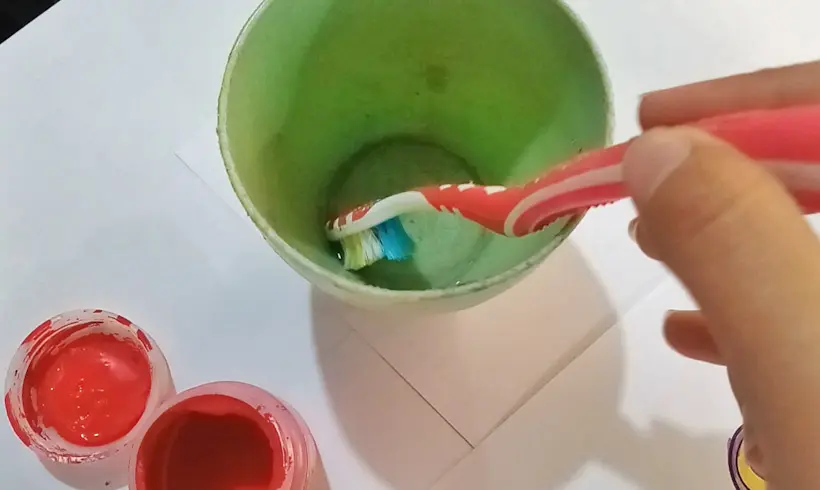 Étape 3 pour peindre avec une brosse à dents