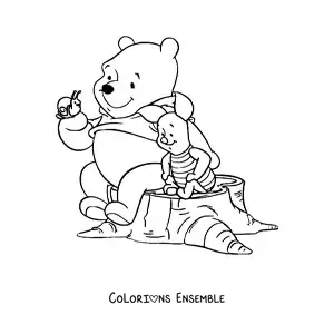 Image à colorier de Winnie l’ourson assis sur un tronc, un escargot dans la main, à côté de Porcinet